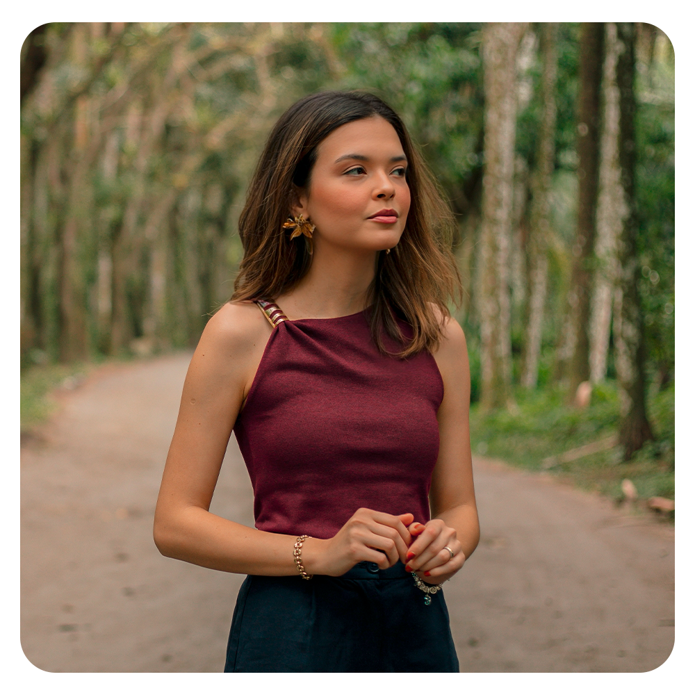 Imagem de gabi numa floresta olhando para o lado